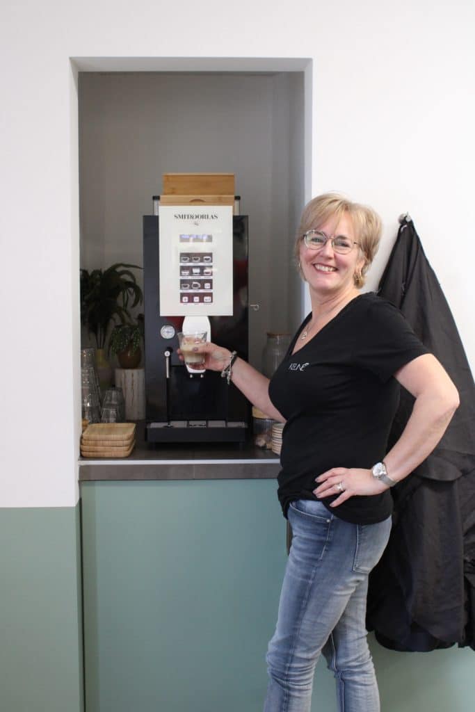 Sfeervolle foto van de waterkan in de salon