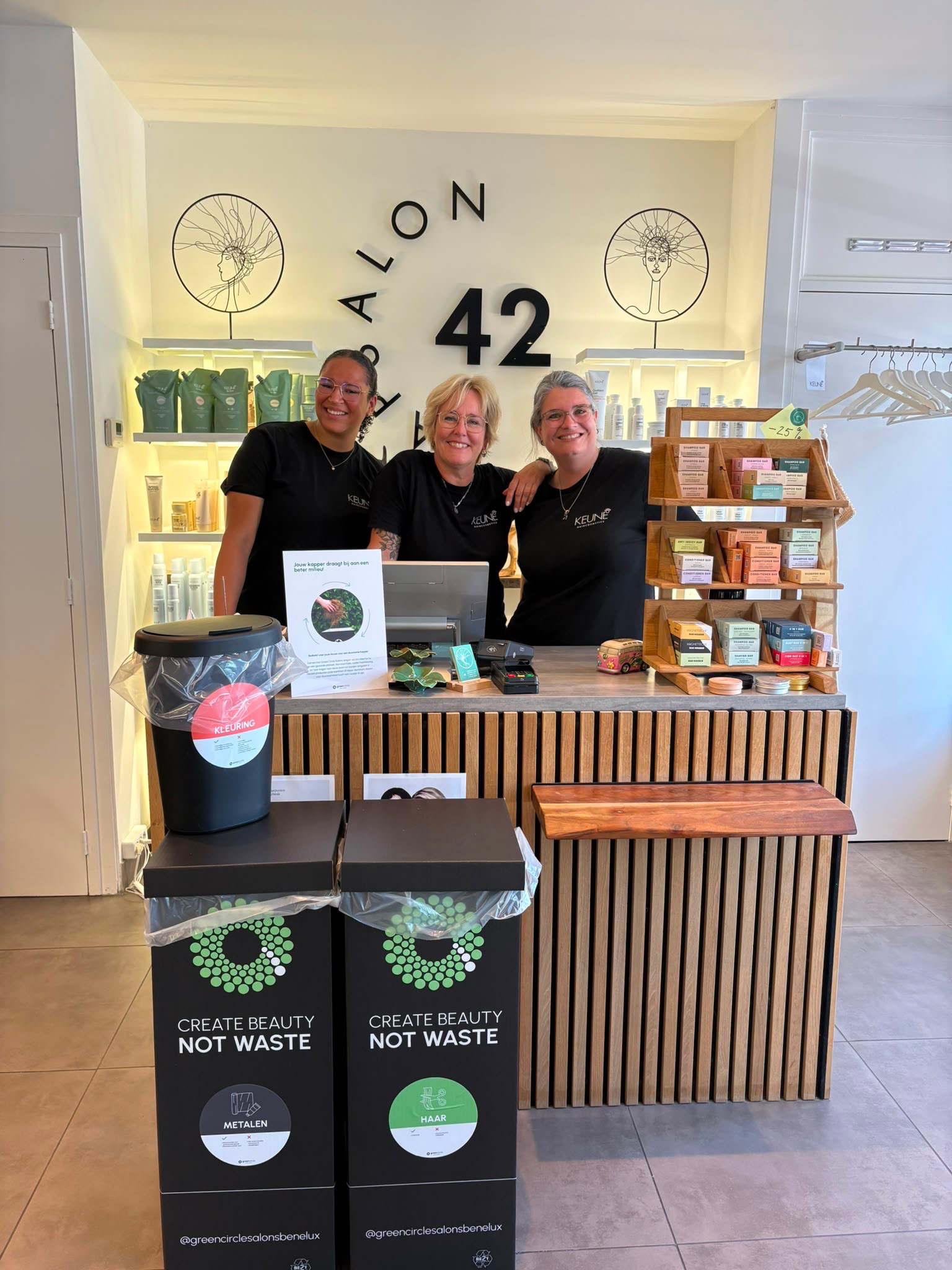 Sfeervolle foto van het team van Kapsalon 42